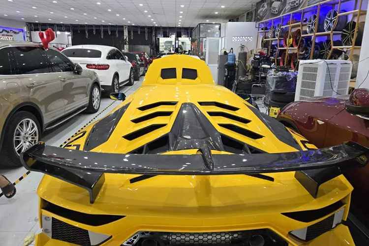 Chiếc siêu xe Lamborghini với ngoại hình bản giới hạn Aventador SVJ mới được độ tại Sài thành không có nâng cấp nào ở động cơ. "Trái tim" của xe Lamborghini Aventador LP700-4 sử dụng động cơ V12, dung tích 6.5 lít, sản sinh công suất tối đa 700 mã lực và mô-men xoắn cực đại 690 Nm.