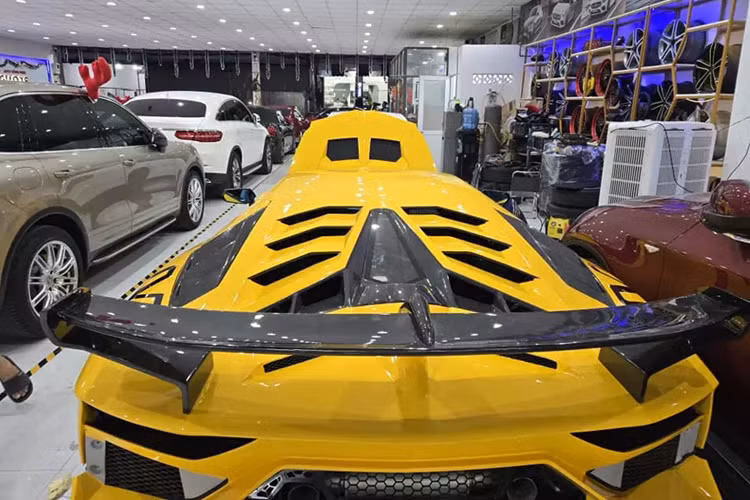 Chiếc siêu xe Lamborghini với ngoại hình bản giới hạn Aventador SVJ mới được độ tại Sài thành không có nâng cấp nào ở động cơ. "Trái tim" của xe Lamborghini Aventador LP700-4 sử dụng động cơ V12, dung tích 6.5 lít, sản sinh công suất tối đa 700 mã lực và mô-men xoắn cực đại 690 Nm.