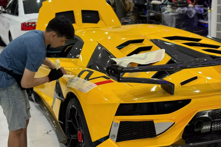 Động cơ này kết hợp cùng hộp số tự động 7 cấp ISR và hệ dẫn động 4 bánh, nhờ đó, siêu xe Lamborghini Aventador LP700-4 độ body kit SVJ chỉ mất thời gian 2,9 giây để tăng tốc lên 100 km/h từ vị trí xuất phát trước khi đạt vận tốc tối đa 350 km/h.