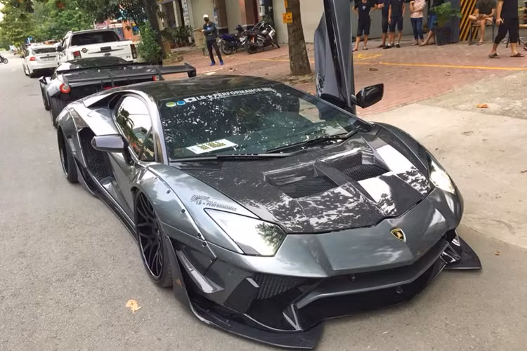 Trong số hơn 10 chiếc siêu xe Lamborghini Aventador tại Việt Nam, có 1 chiếc từng gây chấn động giới chơi xe trong nước, cũng như các tay chơi thế giới, khi chủ xe đã chi hơn 3 tỷ đồng để giúp xe sở hữu gói độ thân rộng Lamborghini Aventador Limited Edition 50 chỉ có đúng 50 xe trên toàn cầu, được hãng độ Liberty Walk cung cấp cho.