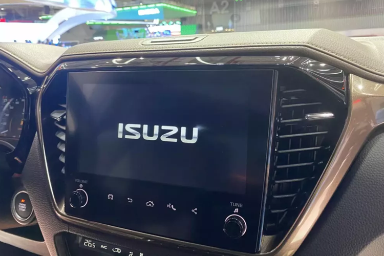 Thêm vào đó là kính lái chống tia UVA/UVB, hệ thống âm thanh Dynamic Surround Sound 8 loa và hệ thống điều hòa tự động 2 vùng với lọc bụi mịn PM2.5. Đáng tiếc là động cơ của Isuzu D-Max 2024 mới ra mắt tại thị trường Việt Nam không có gì thay đổi.