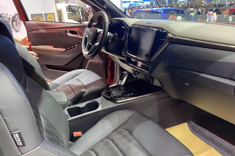 Tương tự ngoại thất, nội thất của Isuzu D-Max 2024 cũng được làm mới ở một số chi tiết. Bản tiêu chuẩn của mẫu xe bán tải này sở hữu ghế bọc nỉ, ghế lái chỉnh độc lập, màn hình cảm ứng trung tâm 8 inch, hỗ trợ Apple CarPlay/Android Auto không dây và cửa sổ chỉnh điện.