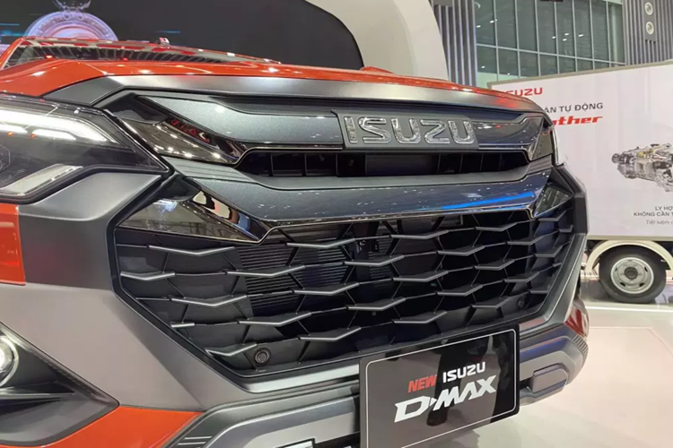 Lưới tản nhiệt của xe tiếp tục đi kèm 2 nan nằm ngang như phiên bản cũ. Bên cạnh đó là màu sơn ngoại thất mới mang tên cam Namibu Orange Mica. Ở bản tiêu chuẩn, xe chỉ dùng đèn pha Halogen, không có đèn sương mù trước và vành bằng thép.