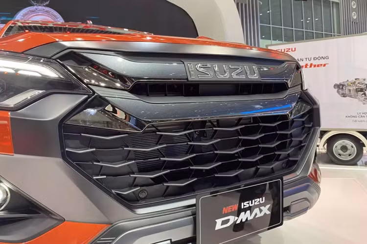 Lưới tản nhiệt của xe tiếp tục đi kèm 2 nan nằm ngang như phiên bản cũ. Bên cạnh đó là màu sơn ngoại thất mới mang tên cam Namibu Orange Mica. Ở bản tiêu chuẩn, xe chỉ dùng đèn pha Halogen, không có đèn sương mù trước và vành bằng thép.