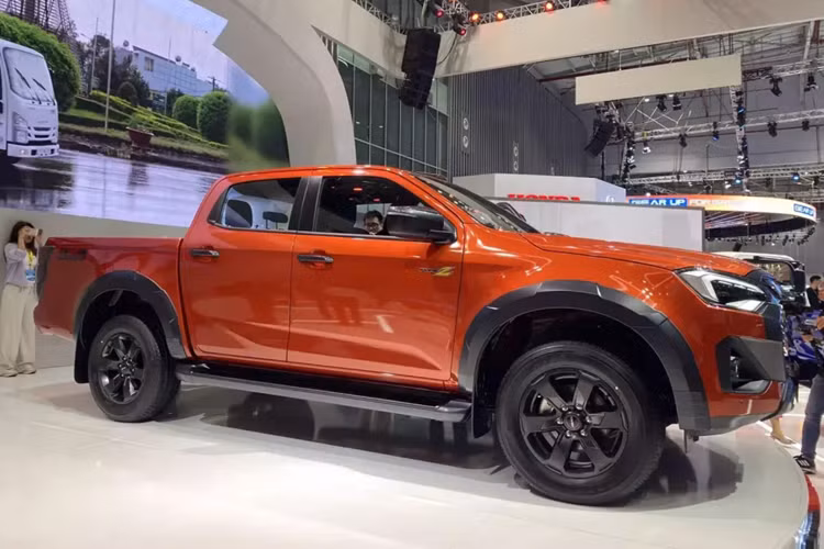 So với phiên bản cũ, Isuzu D-Max 2024 tại Việt Nam đã thay đổi nhẹ thiết kế ngoại thất. Có thể thấy điều này qua những chi tiết mới như lưới tản nhiệt, đèn pha, cản trước, nắp ca-pô, vành la-zăng và đèn hậu.