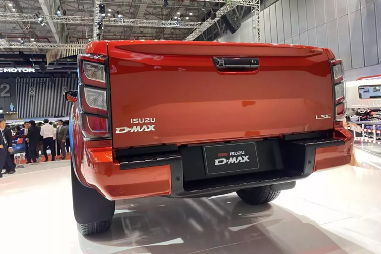 Các tính năng trợ lái nâng cao ADAS với sự hỗ trợ của camera âm thanh nổi 3D, cho tầm quan sát rộng hơn, chính xác hơn, 2 radar và 8 cảm biến xung quanh xe, không được trang bị, thay vào đó Isuzu D-Max 2024 có cảnh báo điểm mù, cảm biến đỗ xe trước/sau, hỗ trợ khởi hành ngang dốc và đổ đèo, ga tự động, hệ thống cân bằng điện tử cùng 7 túi khí.