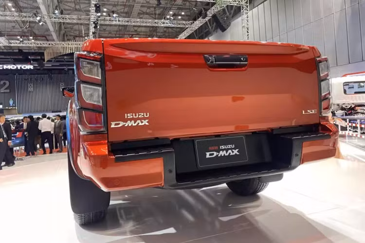 Các tính năng trợ lái nâng cao ADAS với sự hỗ trợ của camera âm thanh nổi 3D, cho tầm quan sát rộng hơn, chính xác hơn, 2 radar và 8 cảm biến xung quanh xe, không được trang bị, thay vào đó Isuzu D-Max 2024 có cảnh báo điểm mù, cảm biến đỗ xe trước/sau, hỗ trợ khởi hành ngang dốc và đổ đèo, ga tự động, hệ thống cân bằng điện tử cùng 7 túi khí.
