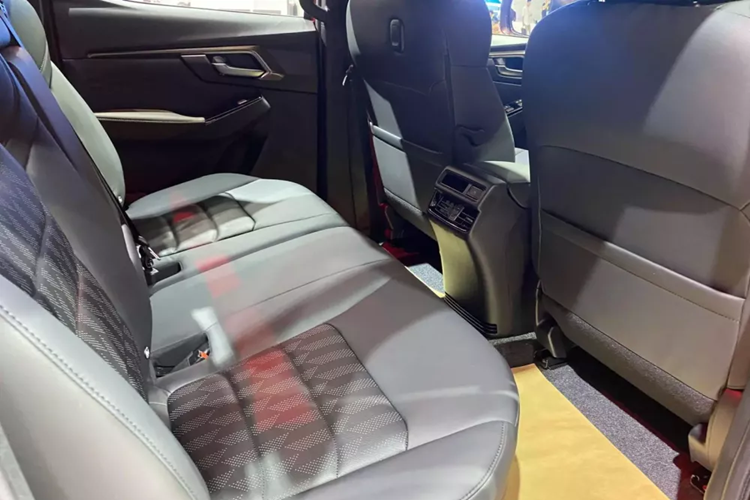 Trong khi đó, bản cao cấp có thêm bảng đồng hồ mới với màn hình đa thông tin MID 7 inch, màn hình cảm ứng trung tâm 9 inch, hỗ trợ Apple CarPlay/Android Auto không dây, cổng USB Type C, ghế bọc da màu đen phối nâu và ghế lái chỉnh điện 8 hướng với công nghệ giảm tích tụ nhiệt CoolMax.