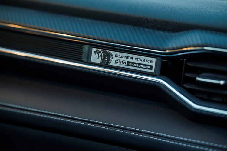 Tương tự như những chiếc Mustang xuất xưởng, Shelby Super Snake sẽ có tùy chọn trang bị hộp số sàn hoặc hộp số tự động, mui cứng hoặc mui mềm.