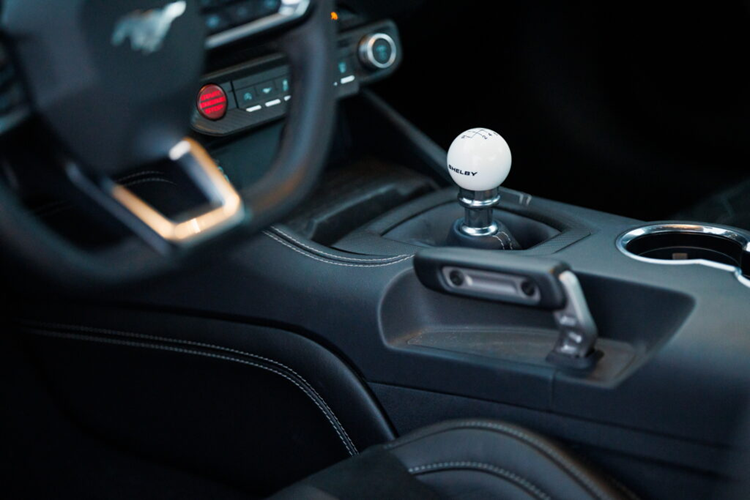 Bộ mâm hợp kim magiê nhẹ sẽ giúp giảm trọng lượng để người lái có thể tăng tốc nhanh hơn khi ra khỏi góc cua. Cánh đuôi bằng sợi carbon giúp ổn định phần đuôi xe hơn.”