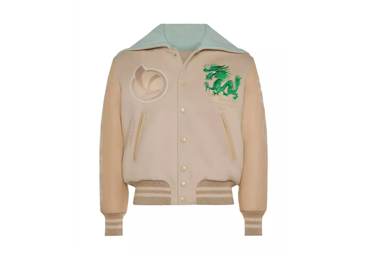 Vespa cũng tung ra sản phẩm thời trang đầu tiên của thương hiệu: Áo khoác Dragon Varsity, thiết kế đồng điệu với Vespa 946 Dragon với thân áo làm bằng chất liệu len dệt và tay áo bằng da nappa.