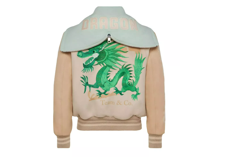 Các họa tiết rồng xanh lục bảo được thêu nổi trên ngực trái và mặt lưng sau, biểu tượng chữ “V” của Vespa trên ngực phải.