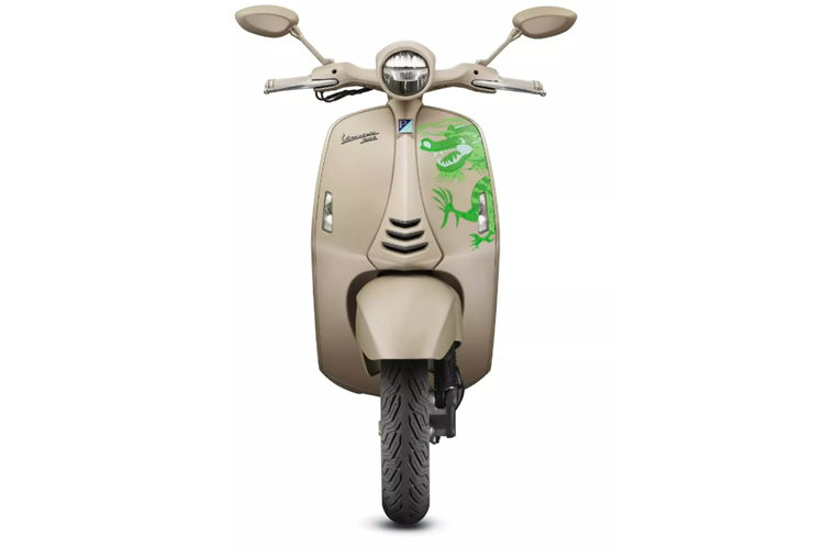 Phiên bản giới hạn Vespa 946 Dragon 2024 mới khoác lên mình màu vàng hoàng kim sang trọng, thể hiện sức mạnh vô song của Rồng cùng họa tiết rồng màu xanh ngọc lục bảo xuất hiện dọc từ yếm cho đến đuôi xe.