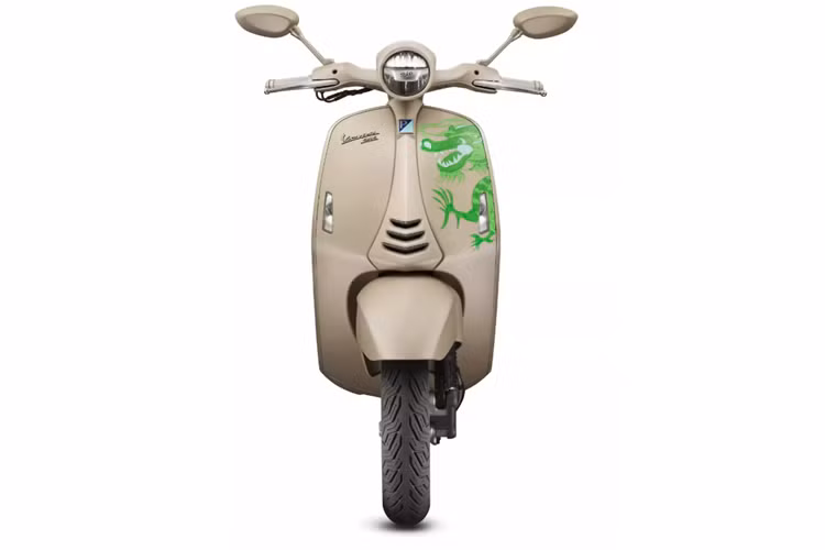 Phiên bản giới hạn Vespa 946 Dragon 2024 mới khoác lên mình màu vàng hoàng kim sang trọng, thể hiện sức mạnh vô song của Rồng cùng họa tiết rồng màu xanh ngọc lục bảo xuất hiện dọc từ yếm cho đến đuôi xe.