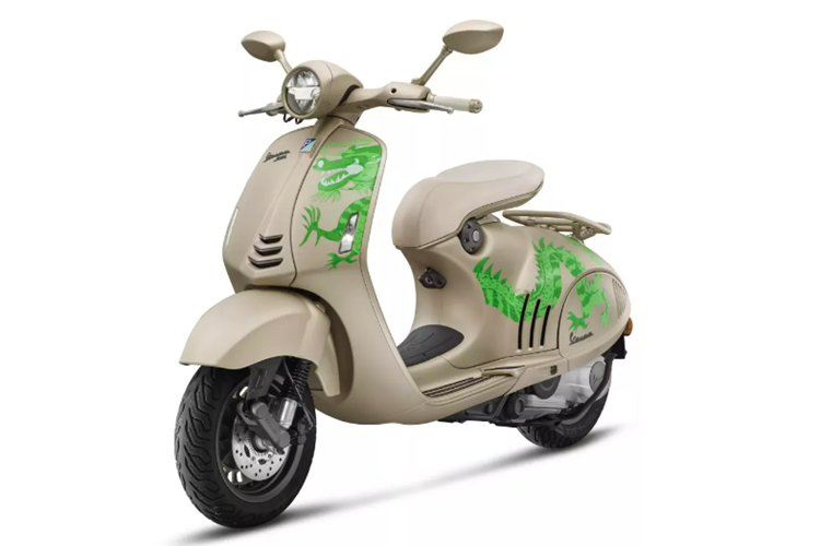 Phiên bản giới hạn Vespa 946 Dragon sẽ chính thức ra mắt trong sự kiện tổ chức tại HongKong vào ngày 24/01 với số lượng 1888 chiếc trên toàn cầu.