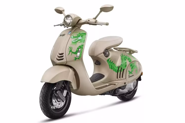 Phiên bản giới hạn Vespa 946 Dragon sẽ chính thức ra mắt trong sự kiện tổ chức tại HongKong vào ngày 24/01 với số lượng 1888 chiếc trên toàn cầu.
