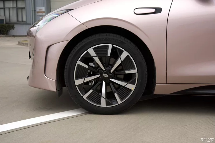 Nhìn vào phần đuôi xe, hình dáng tổng thể được tạo hình bậc thang, tuy không có những chi tiết trang trí cầu kỳ ở phía sau nhưng tạo hình rất phong phú. Xe áp dụng thiết kế đèn hậu xuyên thấu phổ biến, phía trên đèn hậu là cánh gió đuôi vịt.