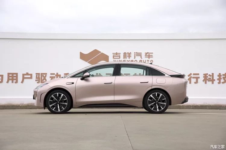 Cụ thể, mặt trước của chiếc xe Geely Geexiang AIR sử dụng bộ đèn LED sắc sảo, mang tên chính thức là đèn pha Sky Wing. Thiết kế toàn bộ phần đầu xe mang đậm cảm giác tương lai. Hình dáng của chắn bùn 2 bên cũng mang đậm hương vị của một chiếc xe concept, nó được nối liền với tổng thể thành xe và kéo dài đến vị trí đèn pha, tạo nên hình dáng mặt trước rất đầy đặn.