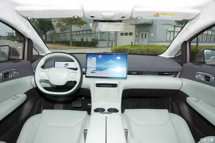 Kết hợp với thiết kế kiểu dáng tổng thể, mẫu xe này sẽ có hiệu suất cản gió tốt. Ngoài ra, Geely còn sử dụng tán kính nhiều lớp cho xe Geexiang AIR với chiều dài/rộng/độ dày 1775,3mm/1267,5mm/4,96mm.