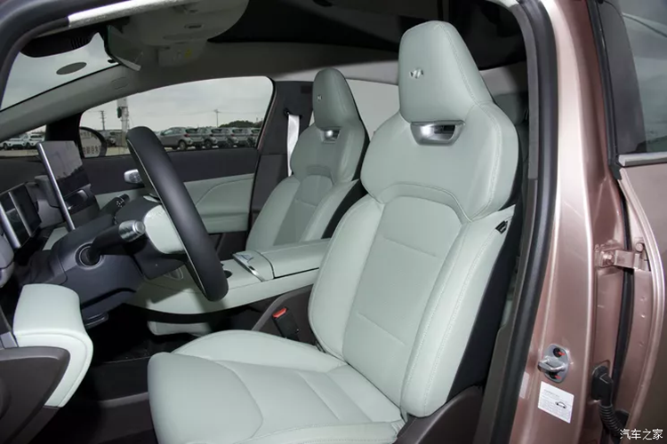 Đồng thời, xe còn cung cấp ba hiệu ứng ánh sáng chào mừng, mang đến trải nghiệm ánh sáng mang tính công nghệ và nghi lễ nhất, lấy cảm hứng từ đèn kênh trên đường băng khi máy bay hạ cánh. 270 đèn LED + 8 đèn OLED 32 pixel tạo hiệu ứng hình ảnh đan xen ba chiều.