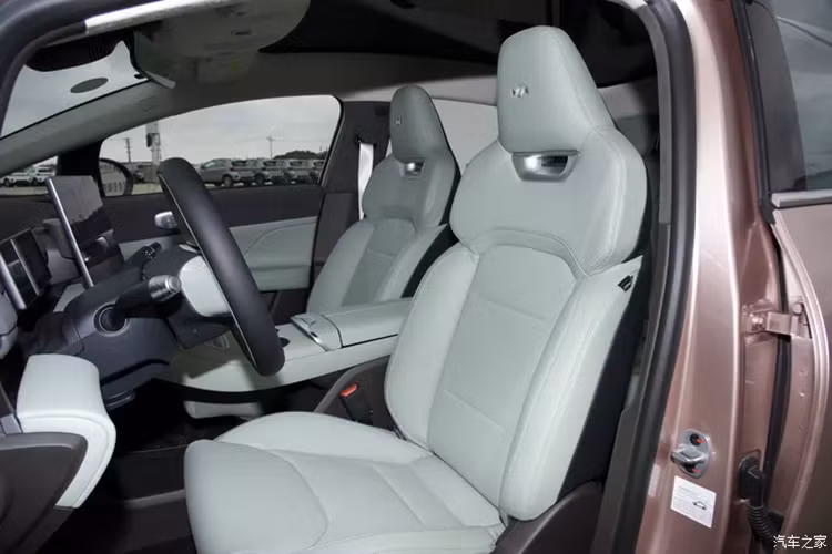 Đồng thời, xe còn cung cấp ba hiệu ứng ánh sáng chào mừng, mang đến trải nghiệm ánh sáng mang tính công nghệ và nghi lễ nhất, lấy cảm hứng từ đèn kênh trên đường băng khi máy bay hạ cánh. 270 đèn LED + 8 đèn OLED 32 pixel tạo hiệu ứng hình ảnh đan xen ba chiều.