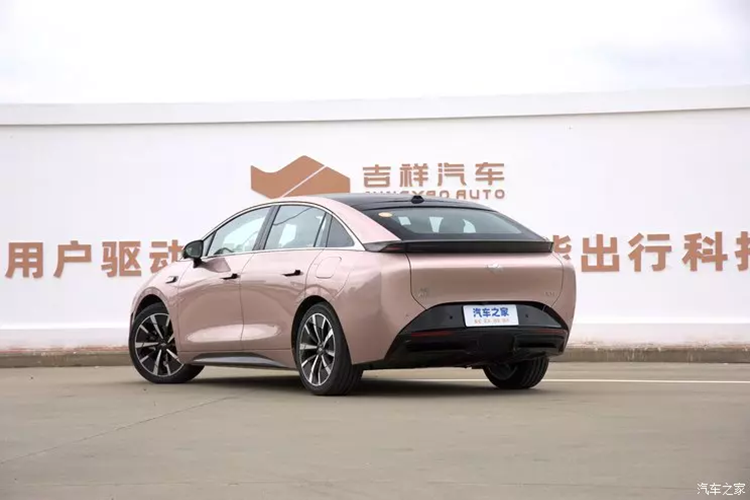 Về sức mạnh, khá đáng tiếc Geely không chia sẻ gì nhiều về Geexiang AIR, nhưng cho biết chiếc xe này sẽ sử dụng hệ thống điện thuần túy. Giá xe Geely Geexiang AIR 2024 được dự kiến rơi vào khoảng 200.000 nhân dân tệ (tương đương 652 triệu đồng).