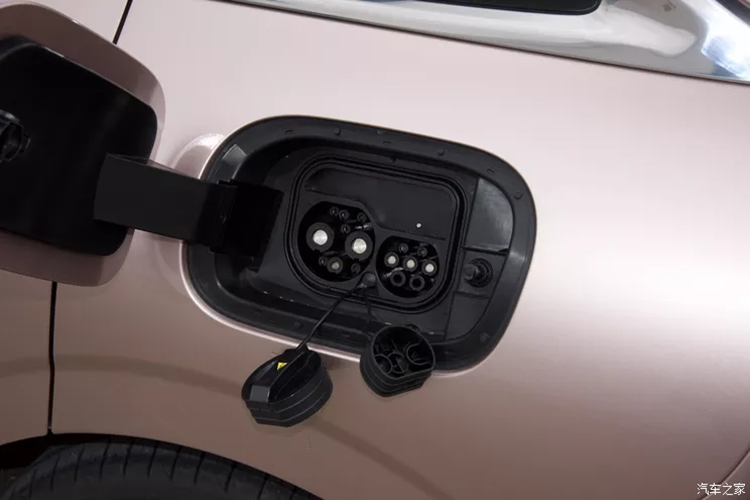 Hàng ghế sau bên phải của Geely AIR có thể gập lại theo chế độ chỉ bằng một cú nhấp chuột, liên kết với ghế hành khách. Ghế có thể điều chỉnh nhiều hướng để đáp ứng nhu cầu của các tư thế ngồi khác nhau, hành trình ghế có thể điều chỉnh trước sau 240mm, độ cao điều chỉnh 46mm, tựa lưng có thể ngả 160°.