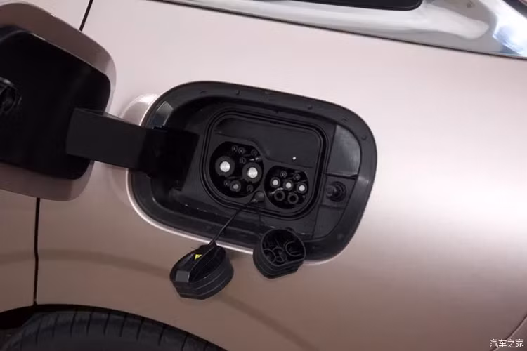 Hàng ghế sau bên phải của Geely AIR có thể gập lại theo chế độ chỉ bằng một cú nhấp chuột, liên kết với ghế hành khách. Ghế có thể điều chỉnh nhiều hướng để đáp ứng nhu cầu của các tư thế ngồi khác nhau, hành trình ghế có thể điều chỉnh trước sau 240mm, độ cao điều chỉnh 46mm, tựa lưng có thể ngả 160°.