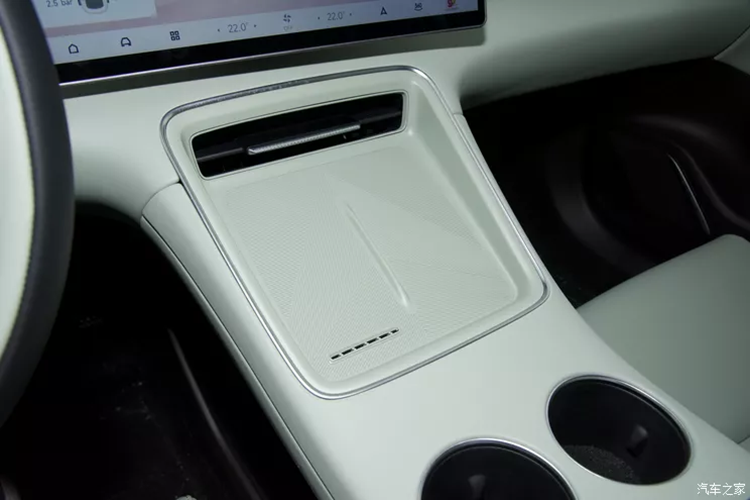 Đồng thời, Geely Geexiang AIR còn có màn hình điều khiển trung tâm xoay, có thể tự động xoay khi tài xế chính đón khách, phản hồi bằng giọng nói đánh thức, phản hồi cuộc gọi đến.