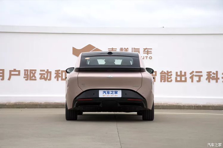 Ghế Geely AIR được làm bằng vải phủ PU, bảng điều khiển được bọc bằng vải có họa tiết da lộn, khu vực tấm che nắng ở cột nóc cũng được bọc bằng vải sang trọng chải xước.