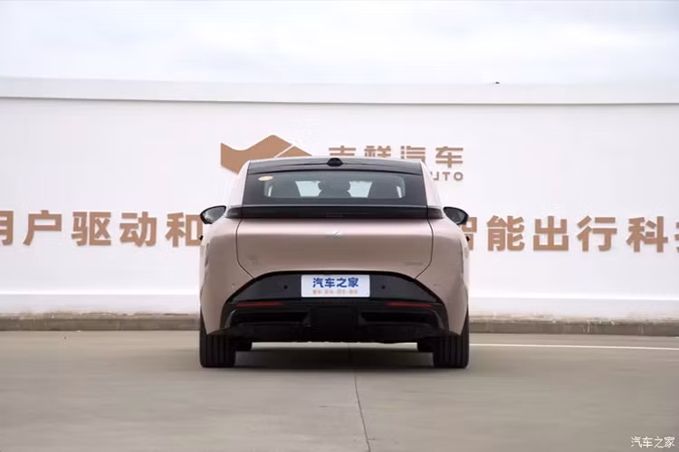 Ghế Geely AIR được làm bằng vải phủ PU, bảng điều khiển được bọc bằng vải có họa tiết da lộn, khu vực tấm che nắng ở cột nóc cũng được bọc bằng vải sang trọng chải xước.