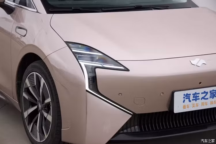 Nhìn từ bên hông, Geely Geexiang AIR được thiết kế với kiểu dáng fastback cỡ lớn rất năng động, với những đường nét đầy đặn và căng thẳng, tỷ lệ cửa sổ nhỏ kết hợp với tạo hình bánh xe kích thước lớn mang lại cho tổng thể xe cảm giác thể thao. Xét về kích thước thân xe, chiều dài cơ sở của xe là 2.800 mm.