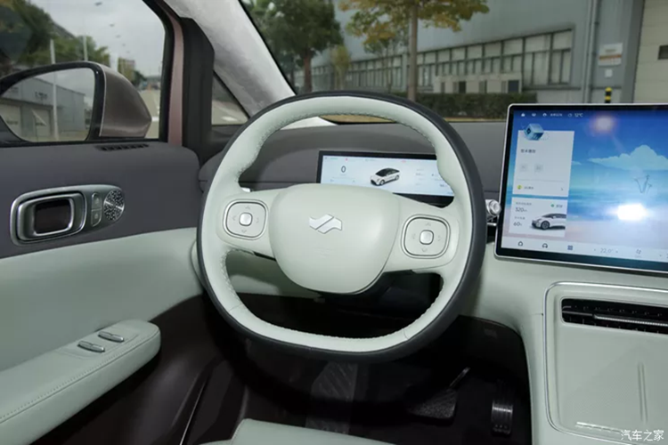 Nội thất của Geely Geexiang AIR được lấy cảm hứng từ hạng thương gia hàng không, với thiết kế mềm mại bao quanh làm bằng vật liệu thân thiện với môi trường và tốt cho sức khỏe. Nhìn về tổng thể thì thiết kế nội thất xe đơn giản và thống nhất, hạn chế tối đa các nút bấm vật lý.