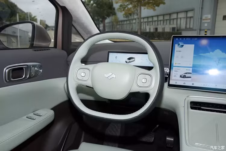 Nội thất của Geely Geexiang AIR được lấy cảm hứng từ hạng thương gia hàng không, với thiết kế mềm mại bao quanh làm bằng vật liệu thân thiện với môi trường và tốt cho sức khỏe. Nhìn về tổng thể thì thiết kế nội thất xe đơn giản và thống nhất, hạn chế tối đa các nút bấm vật lý.