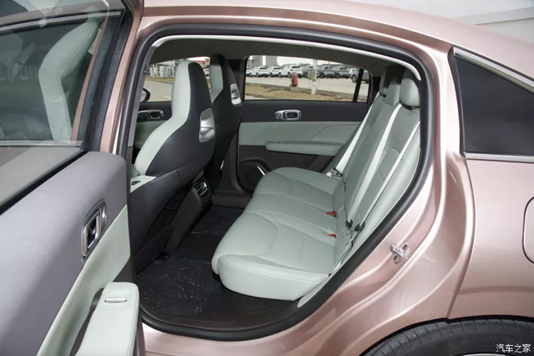 Thiết kế đèn hậu treo tích hợp của Geely Geexiang AIR tích hợp đèn báo rẽ, đèn phanh, đèn lùi và đèn sương mù. Thiết kế đèn gầm cao và đèn hậu dạng xuyên thấu ẩn ở đuôi xe được lấy cảm hứng từ khung cảnh bên ngoài cửa nóc khi hạ cánh.