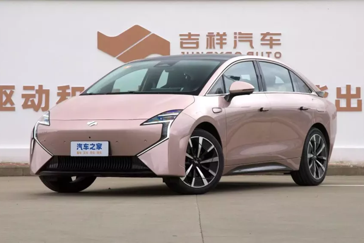 Geely Geexiang AIR chạy điện được gọi chính thức là hình dạng OneBox. Về hình dáng bên ngoài, chúng ta có thể thấy từ hình dáng trong hình ảnh lộ từ tuần trước với chiếc xe mới ra mắt trực tiế được sử dụng những đường nét đơn giản để tóm tắt hình dáng tổng thể, trọng tâm thị giác tập trung nhiều hơn về phần đầu xe.