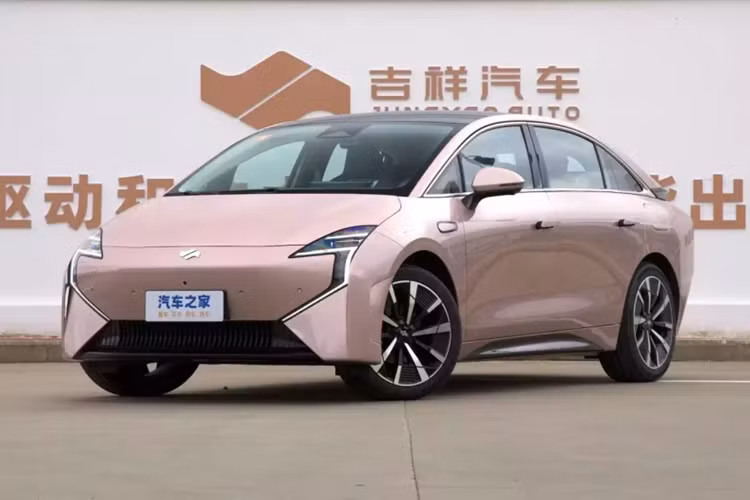 Geely Geexiang AIR chạy điện được gọi chính thức là hình dạng OneBox. Về hình dáng bên ngoài, chúng ta có thể thấy từ hình dáng trong hình ảnh lộ từ tuần trước với chiếc xe mới ra mắt trực tiế được sử dụng những đường nét đơn giản để tóm tắt hình dáng tổng thể, trọng tâm thị giác tập trung nhiều hơn về phần đầu xe.