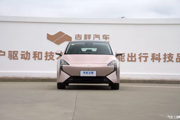 Mới đây, mẫu xe đầu tiên của Geely Automobile - Geexiang AIR đã chính thức ra mắt, nhanh chóng nhận được sự quan tâm của giới truyền thông Trung Quốc, cũng như các khách hàng nước này. Phong cách thiết kế của chiếc xe Geely Geexiang AIR 2024 mới khá táo bạo và tiên phong. Nó được lấy cảm hứng từ máy bay hàng không dân dụng.