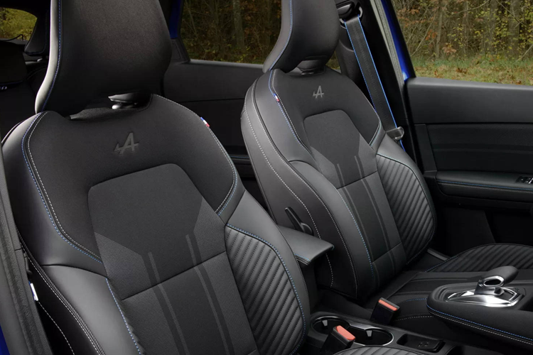 Đầu tiên là động cơ tăng áp TCe 3 xy-lanh dung tích 1.0L, có công suất 90 mã lực nếu dùng xăng thông thường hoặc 100 mã lực nếu chạy bằng khí dầu mỏ hóa lỏng LPG, đi kèm hộp số sàn 6 cấp. Tiếp đến là động cơ xăng tăng áp TCe 4 xy-lanh dung tích 1.3L với 3 mức công suất khác nhau.