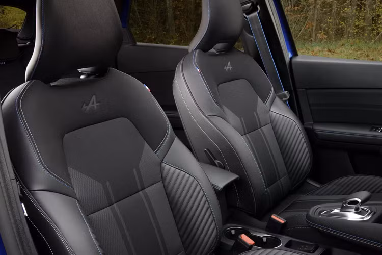 Đầu tiên là động cơ tăng áp TCe 3 xy-lanh dung tích 1.0L, có công suất 90 mã lực nếu dùng xăng thông thường hoặc 100 mã lực nếu chạy bằng khí dầu mỏ hóa lỏng LPG, đi kèm hộp số sàn 6 cấp. Tiếp đến là động cơ xăng tăng áp TCe 4 xy-lanh dung tích 1.3L với 3 mức công suất khác nhau.