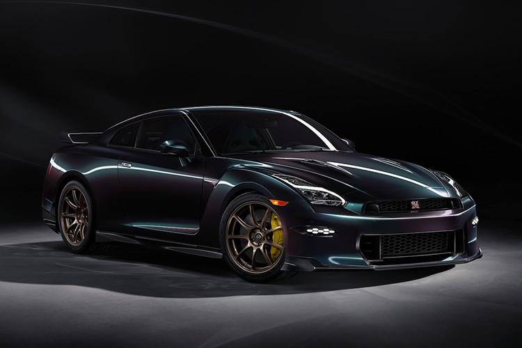 Được biết, những bản này vẫn dựa trên cấu hình đời 2024 và chỉ được làm ra để dành riêng cho thị trường Mỹ. Phiên bản Takumi Edition có tên đầy đủ là GT-R T-spec Takumi 2024 sở hữu dáng vẻ thực sự ấn tượng với màu sơn tím Midnight Purple – biểu tượng của dòng xe GT-R từ khi còn mang tên Skyline trong quá khứ.