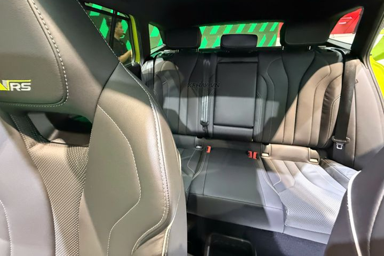 Phiên bản RS cao cấp được trưng bày tại triển lãm VMS 2024 thu hút sự chú ý với lưới tản nhiệt Crystal Face, tích hợp 130 đèn LED bên trong, tạo hiệu ứng ánh sáng đặc sắc khi di chuyển. Cụm đèn pha tích hợp công nghệ LED ma trận, đi kèm dải đèn LED định vị ban ngày. Mâm xe thiết kế khí động học, với hai tùy chọn kích cỡ là 20 và 21 inch.