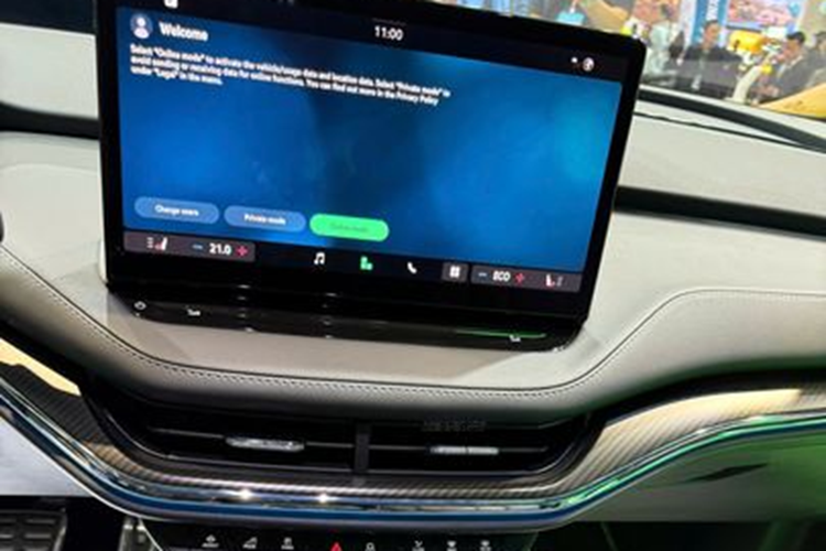 Bên trong, Skoda Enyaq iV bản RS sở hữu không gian nội thất hiện đại với điểm nhấn là màn hình trung tâm có kích thước 13 inch tích hợp đa chức năng. Đồng hồ tốc độ là màn hình 5,3 inch có thể tùy biến nhiều kiểu thông tin và giao diện.