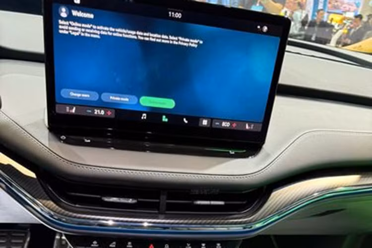 Bên trong, Skoda Enyaq iV bản RS sở hữu không gian nội thất hiện đại với điểm nhấn là màn hình trung tâm có kích thước 13 inch tích hợp đa chức năng. Đồng hồ tốc độ là màn hình 5,3 inch có thể tùy biến nhiều kiểu thông tin và giao diện.