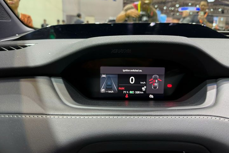 Do đó, mẫu CUV này có nhiều điểm chung với các sản phẩm khác của tập đoàn Đức, ví dụ như mẫu VW ID.4. Thiết kế của Enyaq iV không khác biệt quá nhiều so với các mẫu xe đốt trong truyền thống của Skoda.