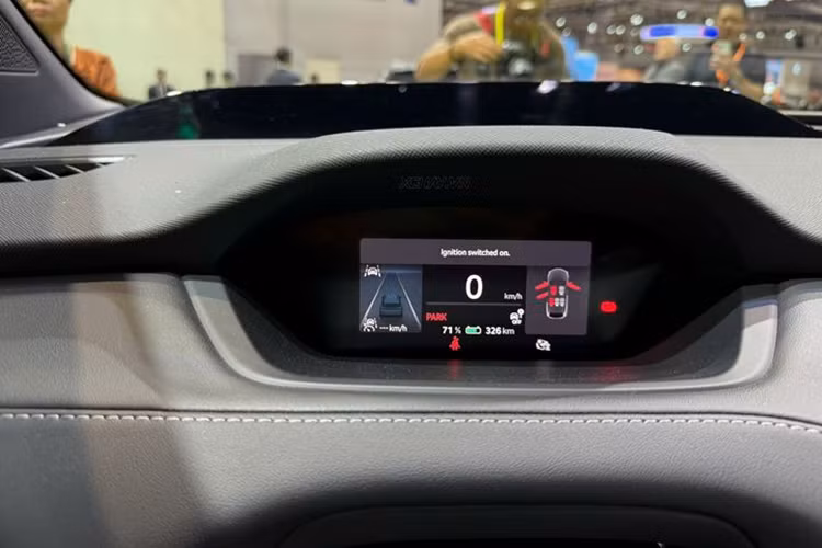 Do đó, mẫu CUV này có nhiều điểm chung với các sản phẩm khác của tập đoàn Đức, ví dụ như mẫu VW ID.4. Thiết kế của Enyaq iV không khác biệt quá nhiều so với các mẫu xe đốt trong truyền thống của Skoda.