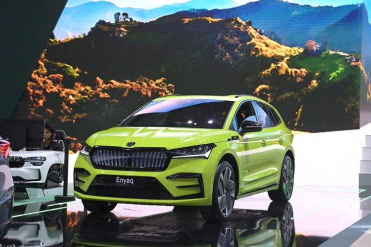 Skoda Enyaq RS iV tại VMS 2024 được trang bị 2 mô-tơ điện với công suất tổng cộng 295 mã lực và mô-men xoắn cực đại 460 Nm. Cụm pin có dung lượng 82 kWh, cung cấp quãng đường di chuyển khoảng 500 km sau khi sạc đầy. Mức giá xe Skoda Enyaq 2025 hiện chưa công bố tại Việt Nam.
