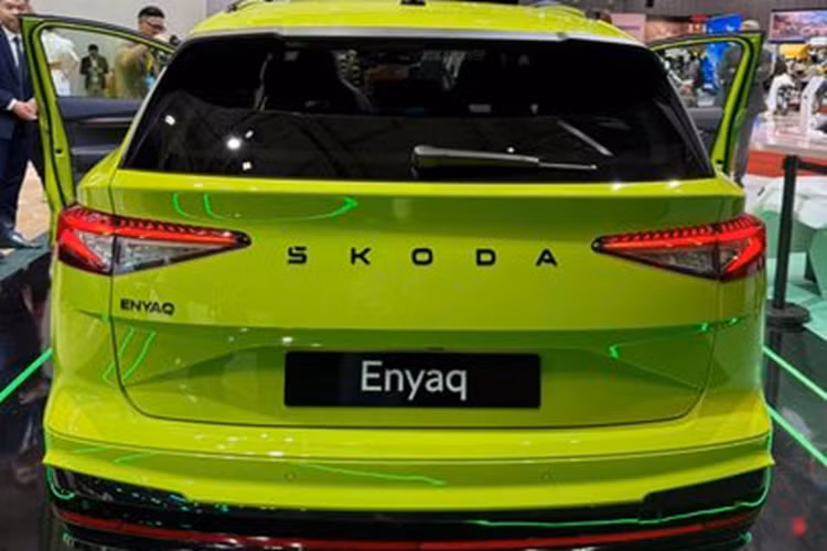 Các trang bị bao gồm kính lái kỹ thuật số HUD, cửa sổ trời toàn cảnh hay khả năng cập nhật phần mềm qua WiFi cho phép nâng cấp và bổ sung tính năng mới. Hàng ghế phía trước được trang bị 2 ghế thể thao, tích hợp chức năng chỉnh điện và sưởi ghế.