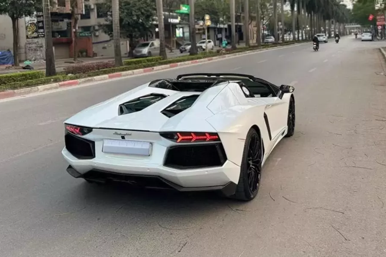 Hệ truyền động trên siêu xe mui trần Lamborghini Aventador LP700-4 Roadster vẫn là khối động cơ V12, dung tích 6.5 lít, tạo ra công suất tối đa 690 mã lực tại vòng tua máy 8.250 vòng/phút và mô-men xoắn cực đại 690 Nm tại vòng tua máy 5.500 vòng/phút.