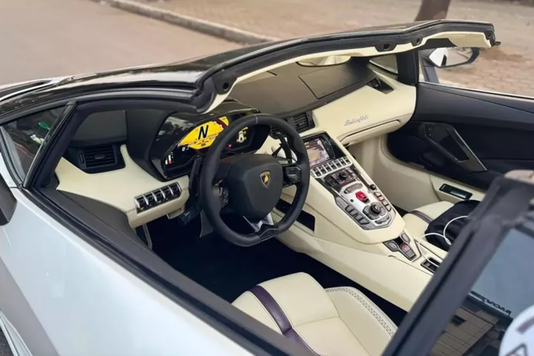 Được biết, biển số 30L-234.56 này được mang ra đấu giá vào ngày ngày 15/04/2024, trong thời gian từ 08:30 đến 08:55 và có mức trúng đấu giá chỉ 665 triệu đồng, khá hợp lý cho một biển sảnh rồng 5 số. Lamborghini Aventador LP700-4 Roadster chỉ có 4 xe được mang về nước, và chỉ 2 xe là mang biển trắng.